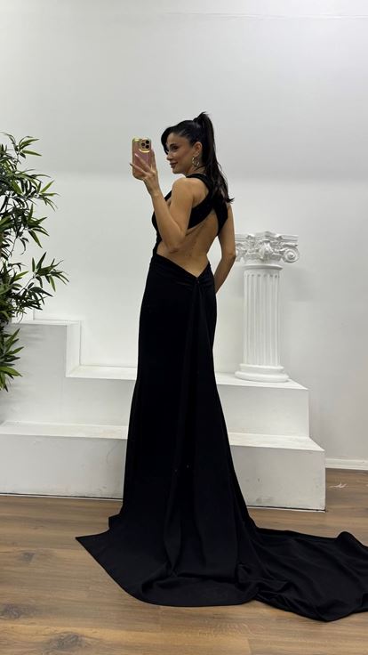 Schwarzes rückenfreies Abendkleid mit Schleppe und speziellem Design